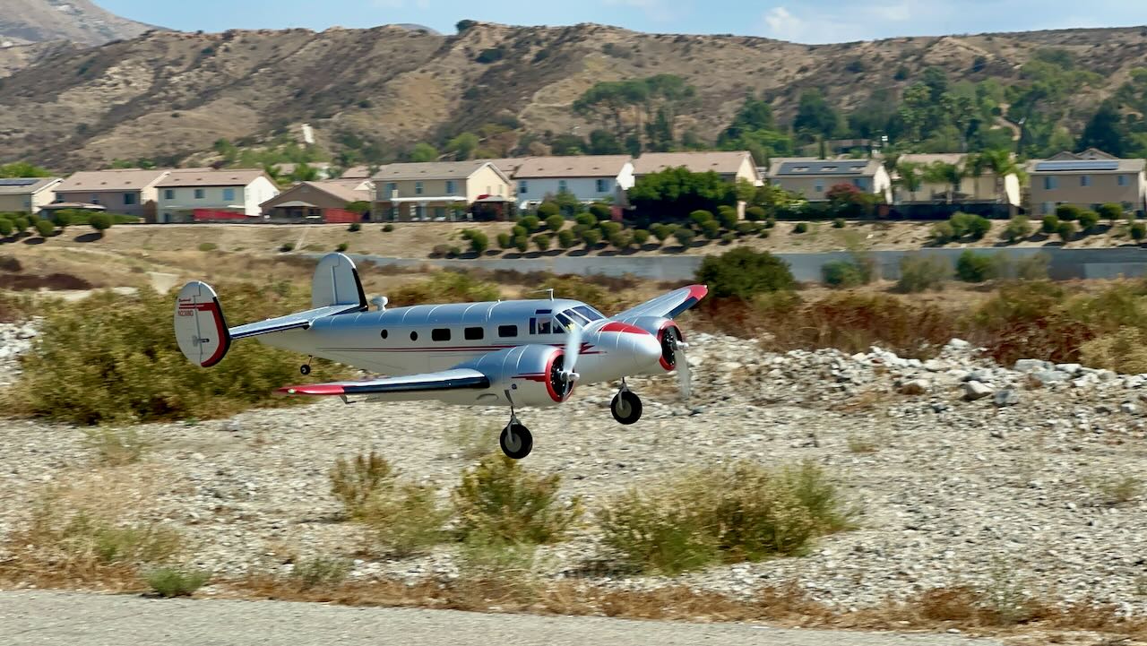 Beechcraft D18 In-flight shots – Photo Gallery